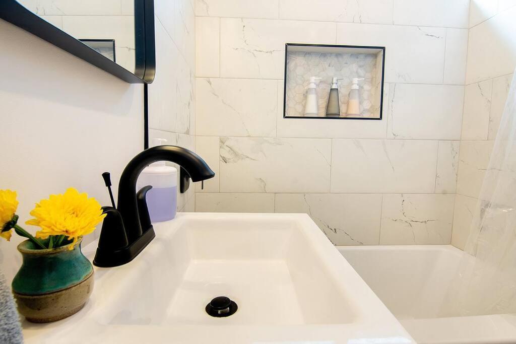 Beautiful 3 Bed 1 Bath Designer Home + Hot Tub ลอสแอนเจลิส ภายนอก รูปภาพ