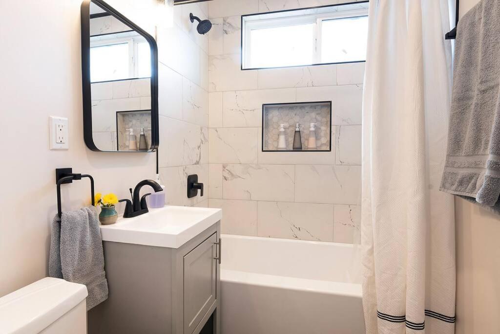 Beautiful 3 Bed 1 Bath Designer Home + Hot Tub ลอสแอนเจลิส ภายนอก รูปภาพ