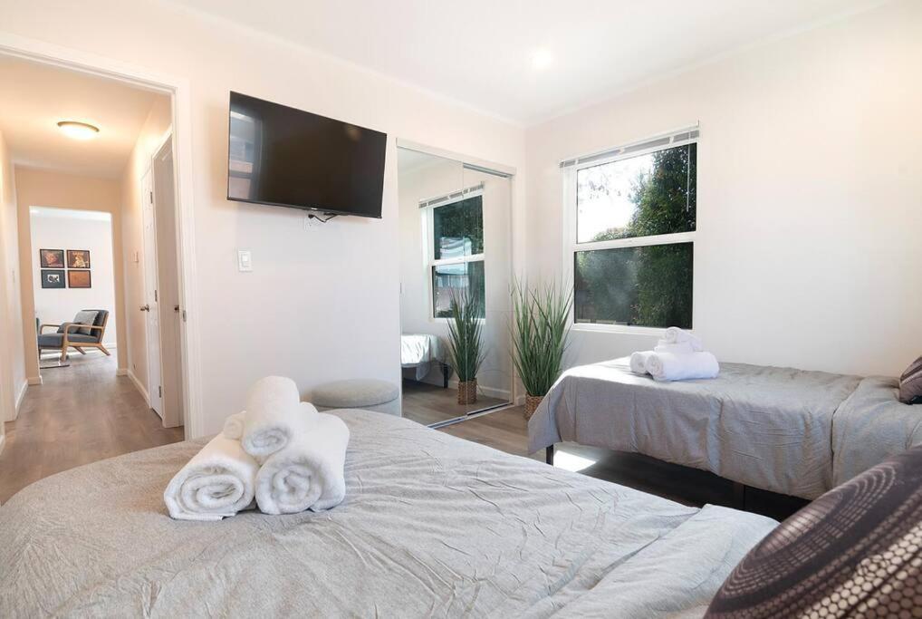 Beautiful 3 Bed 1 Bath Designer Home + Hot Tub ลอสแอนเจลิส ภายนอก รูปภาพ