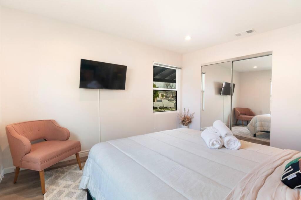 Beautiful 3 Bed 1 Bath Designer Home + Hot Tub ลอสแอนเจลิส ภายนอก รูปภาพ